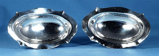 A pair of George V silver bon bon dishes, length 155mm, weight 6.8oz/213grms